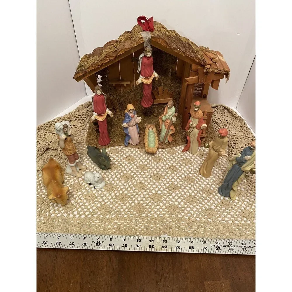 Christmas‎ Nativity Set Manger Scene With Wooden Stable 12 Ceramic Figures.